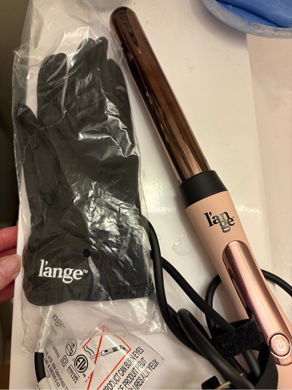 Lange 24mm curling wand with glove. Used twice.